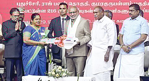 புதுச்சேரி குமரகுருபள்ளத்தில் ரூ. 45.5 கோடியில் புதிதாக கட்டப்பட்டுள்ள 216 குடியிருப்புகளை பயனாளிகளுக்கு ஒப்படைத்த குடியரசு துணைத் தலைவர் சி.பி.ராதாகிருஷ்ணன். உடன் துணைநிலை ஆளுநர் கைலாஷ்நாதன், முதல்வர் ரங்கசாமி, சட்டப்பேரவைத் தலைவர் செல்வம், அமைச்சர்கள் நமச்சிவாயம், லட்சுமி நாராயணன், தேனீ ஜெயக்குமார், திருமுருகன், ஜான்குமார் உள்ளிட்டோர். | படம்: எம்.சாம்ராஜ் |