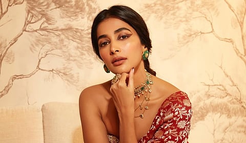 பூரிப்பு பார்வை... நடிகை பூஜா ஹெக்டே க்ளிக்ஸ்!