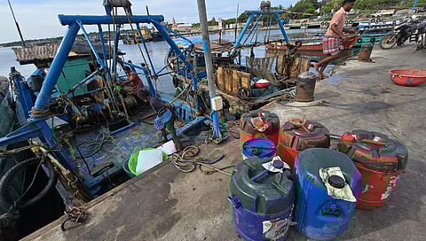 ராமேசுவரம் மீனவர்கள் 3 பேர் சிறைபிடிப்பு