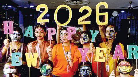 சென்னை பாரிமுனையில் உள்ள ஸ்ரீகன்யகா பரமேஸ்வரி மகளிர் கலை, அறிவியல் கல்லூரியில் நேற்று முகத்தில் ஓவியம் வரைந்து 2026 ஆங்கிலப் புத்தாண்டை வரவேற்ற மாணவிகள். படம்: எல்.சீனிவாசன்