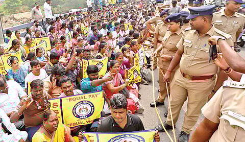 சம வேலைக்கு சம ஊதியம் வழங்கக் கோரி, சென்னை எழும்பூர் அருகே போராட்டத்தில் ஈடுபட்ட இடைநிலை ஆசிரியர்கள். | படம்: ம.பிரபு |