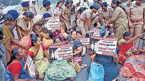 பணிநிரந்தரம் உள்ளிட்ட பல்வேறு கோரிக்கைகளை வலியுறுத்தி சென்னையில் திமுக தலைமை அலுவலகமான அண்ணா அறிவாலயம் அருகே சாலை மறியல் போராட்டத்தில் ஈடுபட்ட தூய்மைப் பணியாளர்கள்.