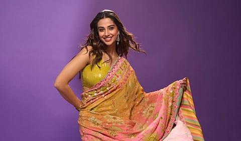 புத்தாண்டுப் புன்னகை... நடிகை மீனாட்சி சவுத்ரி க்ளிக்ஸ்!