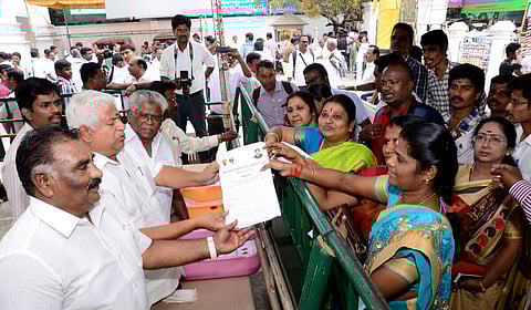 அதிமுக தலைமையகத்தில் விருப்ப மனுக்களை பெற்ற நிர்வாகிககள் | கோப்புப் படம்