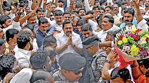 அதிமுக மாவட்ட செயலாளர்கள் கூட்டத்துக்கு வருகை தந்த அதிமுக பொதுச் செயலாளர் பழனிசாமியை வரவேற்ற தொண்டர்கள். படம்: ம.பிரபு