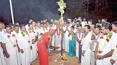 தியாகதுருகத்தில் ஜன. 5-ல் நடைபெற உள்ள மாவட்ட மகளிரணி பொதுக்கூட்டத்துக்காக பந்தக்கால் நடும் நிகழ்வில் பங்கேற்ற அதிமுகவினர்.