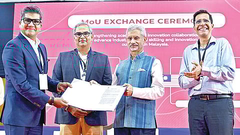 சென்னை ஐஐடியில் நேற்று நடைபெற்ற விழாவில், ஐஐடி சர்வதேச ஆராய்ச்சி அறக்கட்டளையை வெளியுறவுத்துறை அமைச்சர் எஸ்.ஜெய்சங்கர் தொடங்கி வைத்தார். அவரது முன்னிலையில் ஐஐடி மற்றும் வெளிநாட்டு நிறுவனங்கள் இடையே பல்வேறு புரிந்துணர்வு ஒப்பந்தங்கள் கையெழுத்தாயின. ஐஐடி இயக்குநர் வீ.காமகோடி, டீன் (உலகளாவிய ஈடுபாடு) ரகுநாதன் ரங்கசாமி ஆகியோர் உடனிருந்தனர். படம்: எஸ்.சத்தியசீலன்