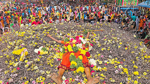 லாடனேந்தலில் முள்படுக்கையில் படுத்து அருள்வாக்கு கூறிய பெண் சாமியார் நாகராணி.
