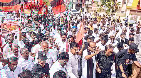 திருச்சியில் நேற்று சமத்துவ நடைபயணம் மேற்கொண்ட மதிமுக பொதுச் செயலாளர் வைகோ. உடன், முதன்மைச் செயலாளர் துரை வைகோ உள்ளிட்டோர். | படம்: ர.செல்வமுத்துகுமார் |