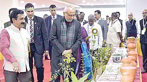 சென்னை திருவல்லிக்கேணியில் உள்ள கலைவாணர் அரங்கத்தில் 9-வது சித்த மருத்துவ தினம் கொண்டாட்டத்தை நேற்று தொடங்கி வைத்த குடியரசு துணைத் தலைவர்&nbsp;சி.பி.ராதாகிருஷ்ணன், அங்கு அமைக்கப்பட்டிருந்த கண்காட்சியைப் பார்வையிட்டார்.