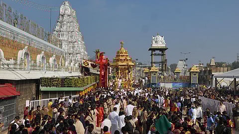 திருப்பதி கோயிலில் குவியும் பக்தர்கள்: டிக்கெட் இல்லாமல் சர்வ தரிசனம் ஏற்பாடு