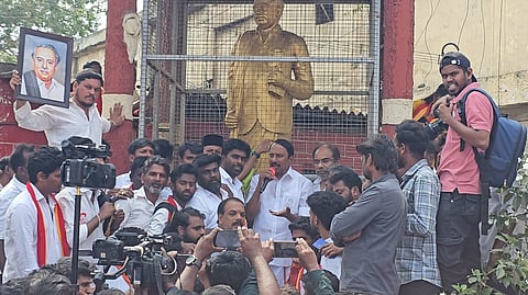 கோவை மேட்டுப்பாளையம் பேருந்து நிலையம் அருகே, மூடப்பட்ட அண்ணா சிலை முன்பு நின்று பேசிய தவெக கொங்கு மண்டல அமைப்பு செயலாளர் கே.ஏ.செங்கோட்டையன்.&nbsp;