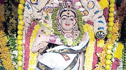 திருஉத்தரகோசமங்கை கோயிலில் சந்தனக் காப்புடன் ஆருத்ரா தரிசன கோலத்தில் காட்சியளித்த மரகத நடராஜர். 