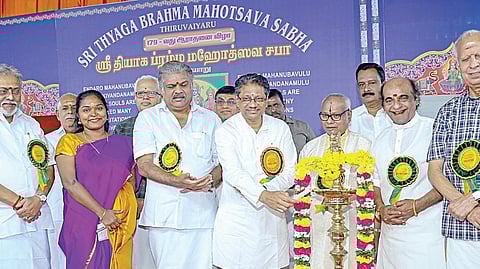 தியாகராஜ சுவாமிகளின் ஆராதனை விழாவை நேற்று குத்துவிளக்கேற்றி தொடங்கிவைத்த உயர் நீதிமன்ற நீதிபதி ஆர்.சுரேஷ்குமார். படம்: ஆர்.வெங்கடேஷ்