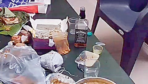 செம்பனூர் அரசு ஆரம்ப சுகாதார நிலைய பிரசவ வார்டில் இருந்த மது பாட்டில், அசைவ உணவு, நொறுக்குத் தீனிகள்.