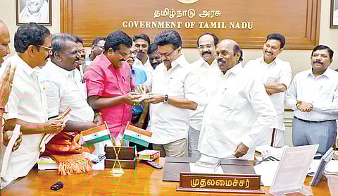 சென்னை தலைமைச் செயலகத்தில் முதல்வர் ஸ்டாலினை அரசு ஊழியர், ஆசிரியர்கள் சங்கங்களின் நிர்வாகிகள் சந்தித்து உறுதியளிக்கப்பட்ட ஓய்வூதிய திட்டத்தை அறிவித்ததற்காக இனிப்பு வழங்கி நன்றி தெரிவித்தனர். உடன் அமைச்சர்கள், அரசு உயரதிகாரிகள்.