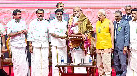 பாரத ரத்னா டாக்டர் எம்ஜிஆர் அறக்கட்டளை சார்பில், குடியரசு துணைத் தலைவர் சி.பி.ராதாகிருஷ்ணனுக்கு பாராட்டு விழா, சென்னை கலைவாணர் அரங்கில் நேற்று நடைபெற்றது. சி.பி.ராதாகிருஷ்ணனுக்கு அறக்கட்டளை நிர்வாக அறங்காவலர் ஏ.சி.சண்முகம் நினைவு பரிசு வழங்கினார். உடன் மத்திய அமைச்சர் எல்.முருகன், பாஜக மாநில தலைவர் நயினார் நாகேந்திரன், முன்னாள் அமைச்சர் எச்.வி.ஹண்டே, முன்னாள் நீதிபதிகள் வள்ளிநாயகம், ஜோதிமணி, எஸ்.ஆர்.எம்.பல்கலைக்க வேந்தர் பாரிவேந்தர், வேல்ஸ் பல்கலைக்கழக வேந்தர் ஐசரி கணேஷ், பாஜக மாநில துணைத்தலைவர் கரு நாகராஜன், முன்னாள் துணைவேந்தர் சுதா சேஷய்யன், நடிகர் கே.பாக்யராஜ், இருதய அறுவை சிகிச்சை நிபுணர் சொக்கலிங்கம் ஆகியோர்  பங்கேற்றனர். | படம்: எஸ்.சத்தியசீலன் |