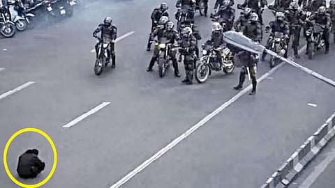 சீனாவின் டேங்க் மேன் போன்று  ஈரான் ராணுவத்தை தனி ஒருவனாக எதிர்த்த இளைஞர்