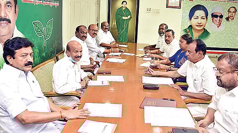 அதிமுக தேர்தல் அறிக்கை தயாரிப்புக் குழு ஆலோசனைக் கூட்டத்தில்...