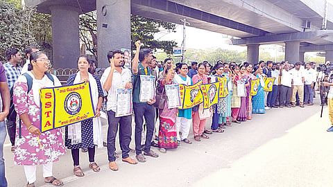 சம வேலைக்கு சம ஊதியம் வழங்கக் கோரி, இடைநிலை பதிவு மூப்பு ஆசிரியர்கள், சென்னை சிவானந்தா சாலையில் நேற்று மனித சங்கிலி போராட்டத்தில் ஈடுபட்டனர்.