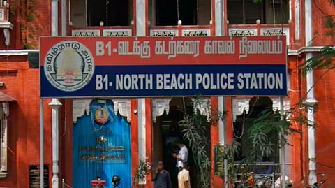 சென்னையில் இளைஞரை மிரட்டி 12 ஐபோன்களை பறித்த இருவர் கைது