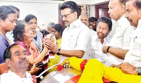 தஞ்சாவூரில் எல்.கணேசன் உடலுக்கு நேற்று அஞ்சலி செலுத்தி, குடும்பத்தின ருக்கு ஆறுதல் கூறிய முதல்வர் மு.க.ஸ்டாலின். (உள்படம்) எல்.கணேசன்.