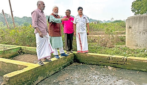 நீர் பாதுகாப்பு நிபுணர் ராஜேந்திர சிங் தாமிரபரணி பகுதியில் கழிவுநீர் கலப்பதை பார்வையிட்டார். | படம்: மு.லெட்சுமி அருண் |