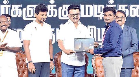 சென்னை வர்த்தக மையத்தில் நேற்று நடந்த விழாவில், கல்லூரி மாணவர்களுக்கு 10 லட்சம் மடிக்கணினி வழங்கும் திட்டத்தை முதல்வர் மு.க.ஸ்டாலின் தொடங்கி வைத்தார். உடன், துணை முதல்வர் உதயநிதி ஸ்டாலின், அமைச்சர் கோ.வி.செழியன், இஸ்ரோ முன்னாள் இயக்குநர் மயில்சாமி அண்ணாதுரை