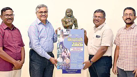 உலகத் தமிழ் ஆராய்ச்சி நிறுவனத்தின் காட்சிக் கூடத்தில் ‘இந்து தமிழ் இயர் புக் 2026'-ஐ நிறுவனத் தலைவர் ஆர்.பால கிருஷ்ணன் நேற்று வெளியிட, தமிழ்நாடு அரசால் நடத்தப்படும் அகில இந்திய குடிமைப் பணி பயிற்சி மையத்தின் முதல்வர் தே.சங்கர சரவணன் பெற்றுக் கொண்டார். அருகில் ‘இந்து தமிழ் திசை’ அசிஸ்டென்ட் எடிட்டர் ஆதி வள்ளியப்பன், பதிப்பக பொறுப்பாசிரியர் வி.தேவதாசன்.