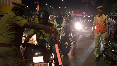 பைக் ரேஸில் ஈடுபடுபவர்களை பிடிக்க சென்னையில் இரவு முழுவதும் வாகன தணிக்கையில் ஈடுபட்ட போலீஸார்