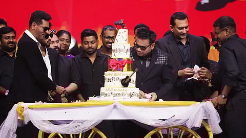 “மூன்வாக்”  படக்குழுவுடன் பிறந்தநாள் கொண்டாடிய ஏ.ஆர்.ரஹ்மான்!