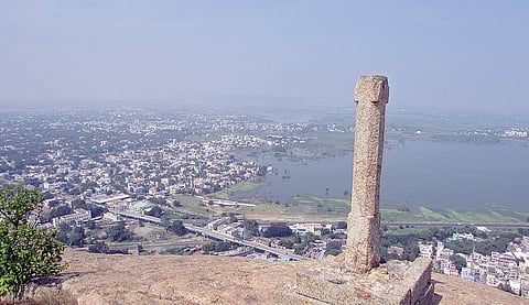 திருப்பரங்குன்றம் மலை உச்சியில் உள்ள தீபத்தூண்.