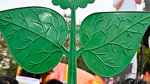 இரட்டை இலை சின்னம் தொடர்பான விசாரணை: தேர்தல் அறிவிப்புக்கு முன்பாக முடிக்க  உத்தரவிடக்கோரி மனு