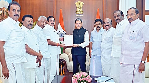 அதிமுக பொதுச்செயலாளரும், எதிர்க்கட்சித் தலைவருமான பழனிசாமி,  சென்னை கிண்டியில் உள்ள ஆளுநர் மாளிகையில் ஆளுநர் ஆர்.என்.ரவியை நேற்று சந்தித்தார். 