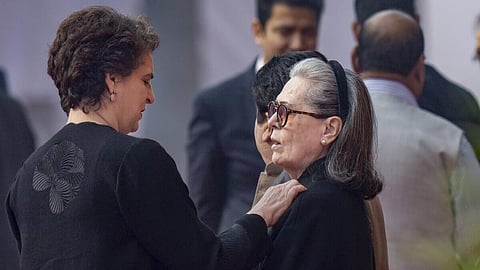 மகள் பிரியங்காவுடன் சோனியா காந்தி