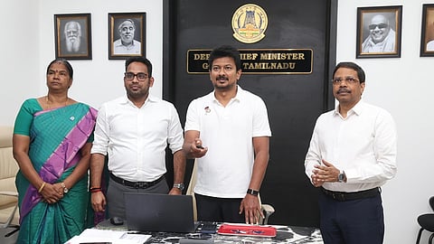 இளைஞர் விளையாட்டுத் திருவிழாவுக்கான முன்பதிவை துணை முதல்வர் உதயநிதி நேற்று தொடங்கி வைத்தார். உடன் துறை செயலர் சத்யபிரத சாஹு, விளையாட்டு மேம்பாட்டு ஆணைய உறுப்பினர் செயலர் மேகநாத ரெட்டி.