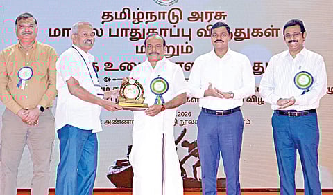 சென்னை, கோட்டூர்புரம், அண்ணா நூற்றாண்டு நூலகத்தில் நேற்று நடைபெற்ற நிகழ்ச்சியில் மாநில பாதுகாப்பு விருதுகளை அமைச்சர் சி.வி.கணேசன் வழங்கினார். உடன், துறை செயலாளர் கொ.வீரராகவ ராவ், தொழிலக பாதுகாப்பு மற்றும் சுகாதார இயக்குநர் செ.ஆனந்த், தேசிய பாதுகாப்பு குழும தமிழ்நாடு பிரிவு செயலாளர் ராஜ்மோகன் பழனிவேல்.