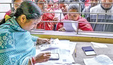 மேற்கு வங்க மாநிலம் நாடியாவில் வாக்காளர் பட்டியலில் பெயர் சேர்க்க குவிந்திருந்த பொதுமக்கள்.(கோப்புப் படம்)