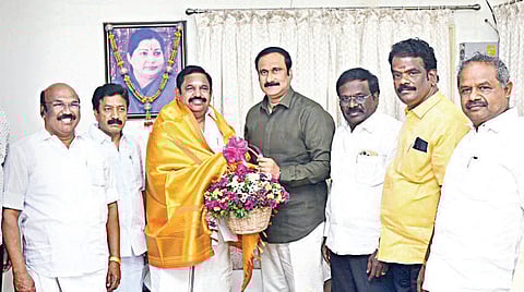 அதிமுக பொதுச்செயலாளர் பழனிசாமியை பாமக தலைவர் அன்புமணி நேற்று சந்தித்தார். உடன் முன்னாள் அமைச்சர்கள் டி.ஜெயக்குமார், சி.வி.சண்முகம், பாமக வழக்கறிஞர் பாலு உள்ளிட்டோர்.