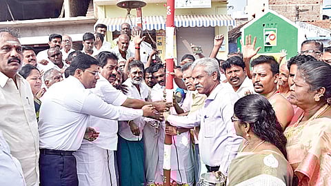 மதுரை அலங்காநல்லூர் ஜல்லிக்கட்டுப் போட்டிக்கான முகூர்த்தக் கால் நடும் விழாவை தொடங்கிவைத்த அமைச்சர் பி.மூர்த்தி. உடன், மாவட்ட ஆட்சியர் பிரவீன்குமார் உள்ளிட்டோர். | படம்: எஸ்.கிருஷ்ணமூர்த்தி |