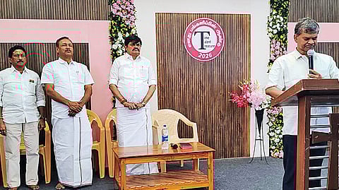 விருதுநகர் அருகே புல்லலக்கோட்டையில் உள்ள கிறிஸ்தவ தேவாலயத்தில் நேற்று நடைபெற்ற சிறப்பு பிரார்த்தனையில் பங்கேற்ற முன்னாள் அமைச்சர் கே.டி.ராஜேந்திர பாலாஜி.