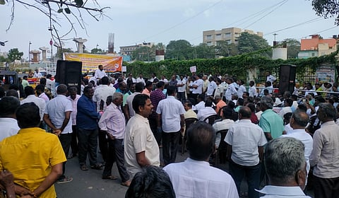 காலி மதுபாட்டில்களை திரும்பப் பெறும் திட்டம்: சென்னையில் டாஸ்மாக் ஊழியர்கள் முற்றுகை போராட்டம்