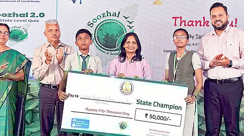 தமிழ்நாடு காலநிலை மாற்ற இயக்கம் மற்றும் பள்ளிக் கல்வித் துறை சார்பில் கோட்டூர்புரம் பிர்லா கோளரங்கத்தில் நடைபெற்ற ‘சூழல் 2.0’ விநாடி வினா இறுதிப் போட்டியில் வெற்றி பெற்ற அணிகளுக்கு வனத்துறை செயலாளர் சுப்ரியா சாஹூ பரிசு வழங்கினார். 