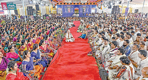 திருவையாறில் நேற்று தியாகராஜர் சுவாமிகளின் 179-வது ஆண்டு ஆராதனை விழாவில் பஞ்சரத்ன கீர்த்தனைகளைப் பாடியும், இசைக் கருவிகளை இசைத்தும் இசையஞ்சலி செலுத்திய கலைஞர்கள். | படம்: ஆர்.வெங்கடேஷ் |