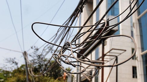 தலைக்கு மேல் தொங்கும் ஆபத்து: தவிர்ப்பது எப்படி?