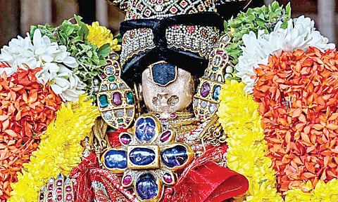 கரையில் எழுந்தருளிய நம் பெருமாள்.