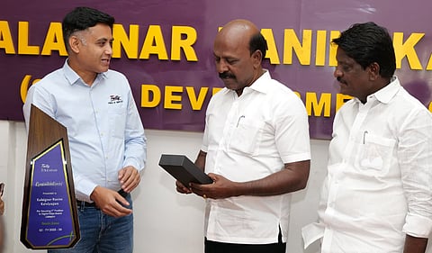 உள்படம்:&nbsp;கேடயம்