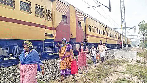 ​ராமேசுவரத்​தில் சூறைக்காற்று வீசியதால் பாம்பன் பாலத்தில் ரயில் சேவை நிறுத்தம்