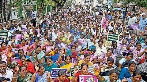 சென்னை எழும்பூர் லாங்க்ஸ் கார்டன் சாலை அருகே நேற்று 5-வது நாளாக ஊராட்சி செயலாளர்கள் காத்திருப்பு போராட்டத்தில் ஈடுபட்டனர். படம்: ம. பிரபு