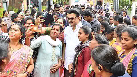 சென்னை கொளத்​தூர் தொகுதியில் நேற்று நடந்த பொங்கல் விழாவில் முதல்வர் ஸ்டாலினுடன் பெண்கள் ஆர்வமாக செல்ஃபி எடுத்துக் கொண்டனர்.